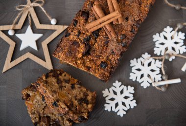 Sıcak kış dekorasyonlu ev yapımı meyve ekmeği.