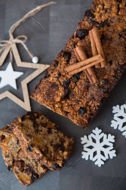 Sıcak kış dekorasyonlu ev yapımı meyve ekmeği.