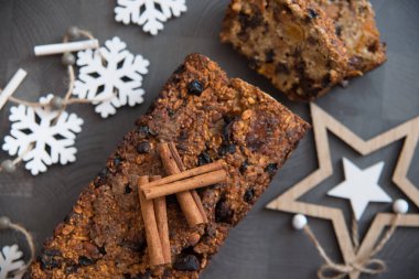 Sıcak kış dekorasyonlu ev yapımı meyve ekmeği.