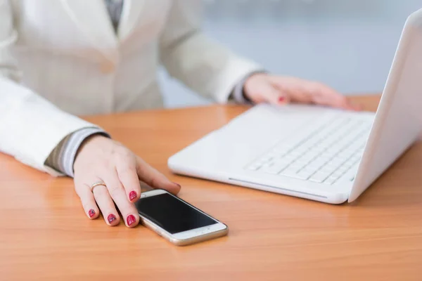 Mujer Negocios Oficina Empresa Que Trabaja Ordenador Portátil Línea Comunicarse Imagen de archivo