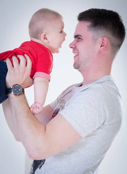 Jeune Pere Heureux Avec Bebe Garcon Tirant Dans Le Studio De Photo S Mignon Chez Moi Stock Photo Jeune Pere Heureux Avec Bebe Garcon Tirant Dans Le Studio De Photo S Mignon Chez Moi Stock Photo
