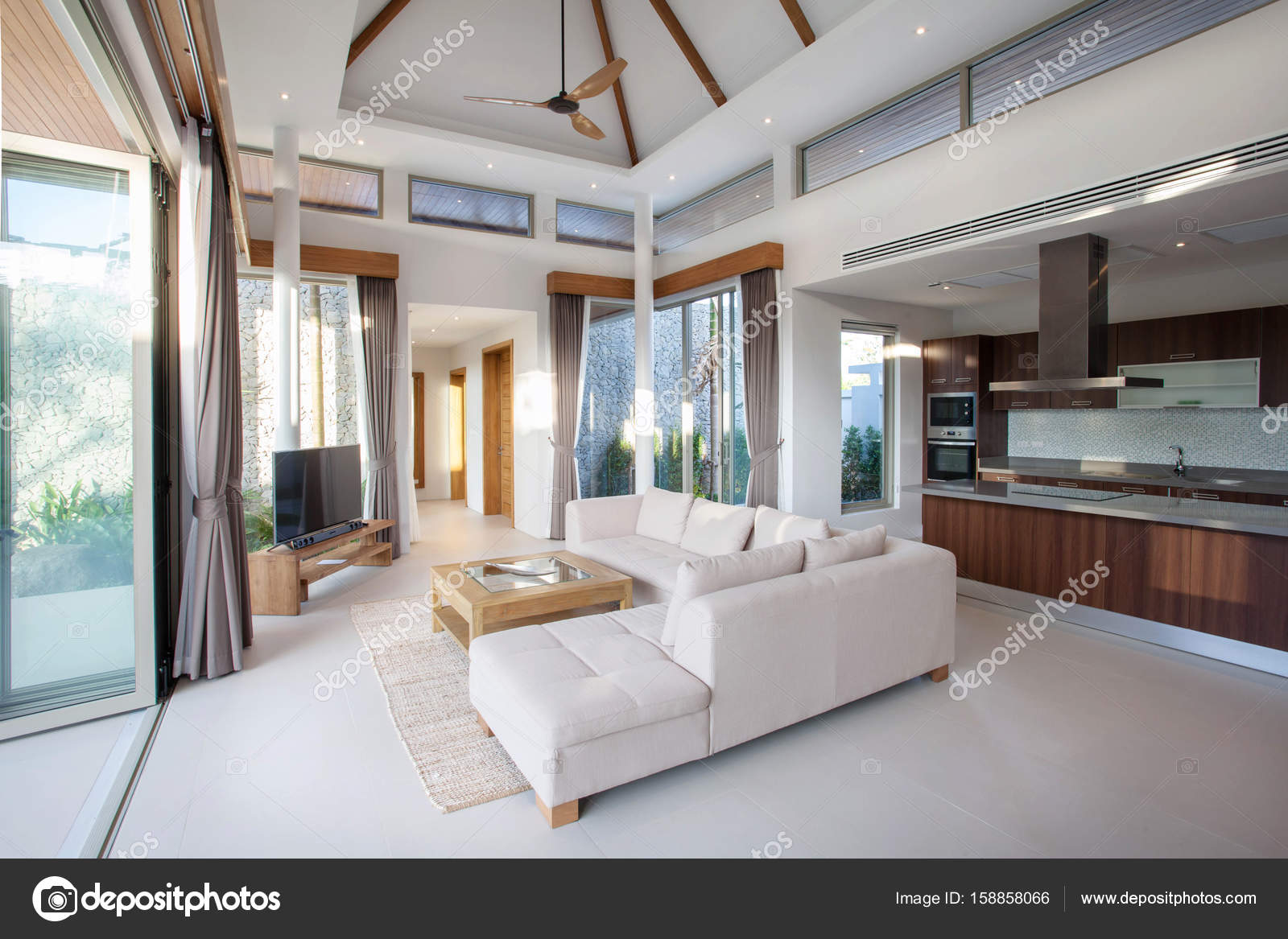 Luxus Inneneinrichtung im Wohnzimmer der Villen mit Pool. Luftigen ... Luxus Inneneinrichtung im Wohnzimmer der Villen mit Pool. Luftigen ...