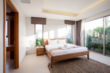 Lüks iç tasarım havuzlu villa ile rahat kral yatak odasında yatak. Yüksek yükseltilmiş tavana yatak odası 