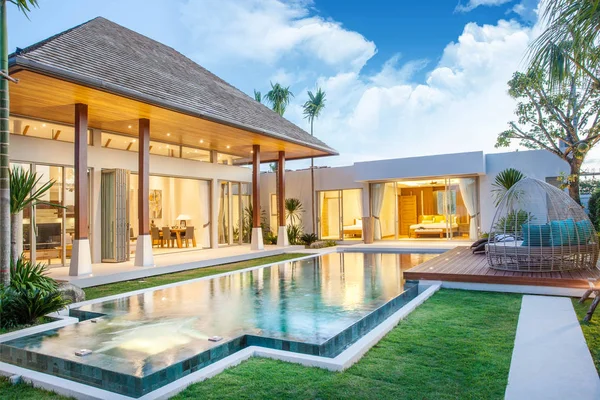 Diseño interior y exterior de la villa de la piscina que cuenta con sala de estar, jardín verde, piscina infinita, terraza de madera y tumbona rodeada de cocotero — Foto de Stock