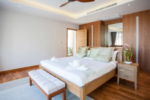 Diseño interior de lujo en el dormitorio de la villa de la piscina con acogedora cama king. Dormitorio con techo elevado — Foto de Stock