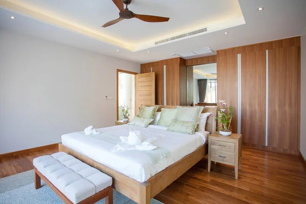 Diseño interior de lujo en el dormitorio de la villa de la piscina con acogedora cama king. Dormitorio con techo elevado —  Fotos de Stock