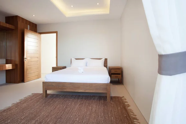 Diseño interior de lujo en el dormitorio de la villa de la piscina con acogedora cama king. Dormitorio con techo elevado —  Fotos de Stock