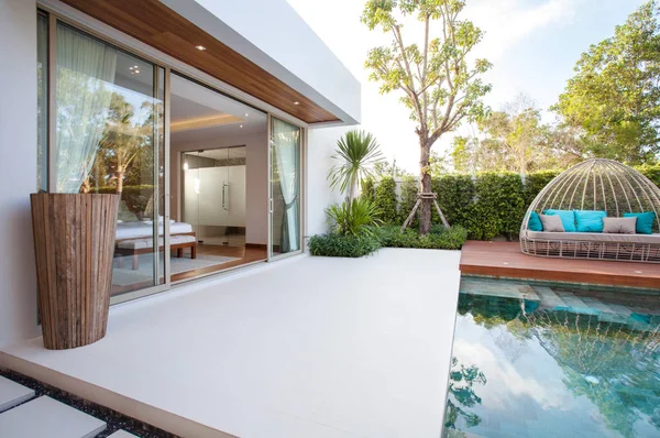 Diseño interior de lujo en el dormitorio de la villa de la piscina con acogedora cama king. Dormitorio con techo elevado — Foto de Stock