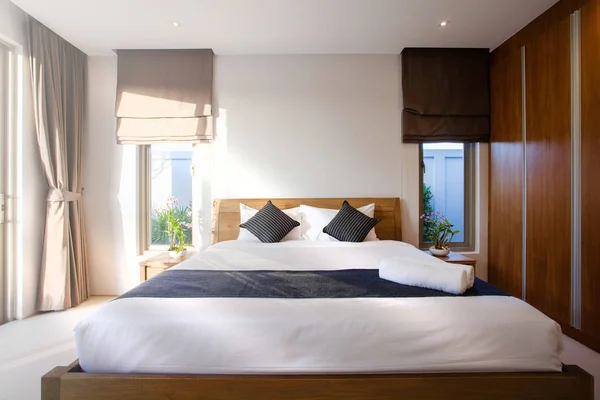 interni moderni e confortevoli camere da letto — Foto Stock ... interni moderni e confortevoli camere da letto — Foto Stock ...