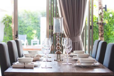 Havuz villalarının oturma odasında lüks bir iç tasarım. Yüksek tavanlı ve ahşap yemek masalı havadar ve parlak bir yer.