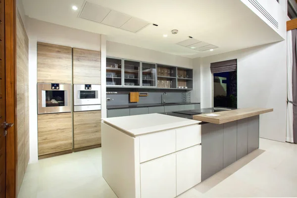 Luxus-Interieur-Design Pool-Villa im Küchenbereich, die Insel Zähler und eingebaute Möbel verfügen — Stockfoto
