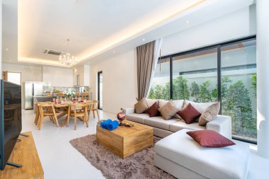 Geniş açık oturma odası ve yemek alanı