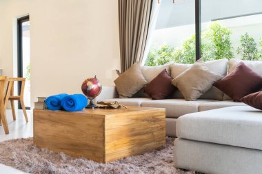 Geniş açık oturma odası ve yemek alanı