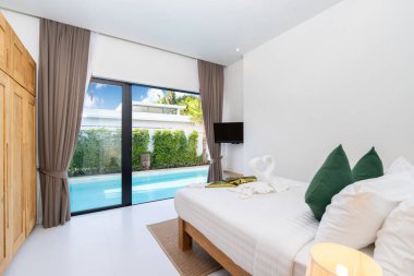 Lüks evde geniş yatak odalı havuz girişi