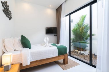 Geniş ve modern yatak odası