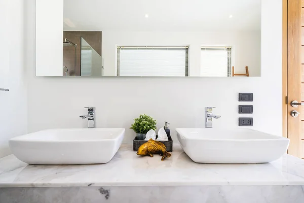 Modern banyo, musluk banyosu ve lüks villa küveti.