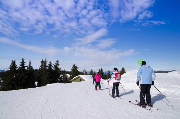 Skifahren, Winter, Skikurs - Skifahrer am Berg — Stockfoto