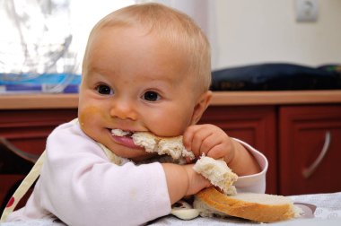 Küçük bebek besleme