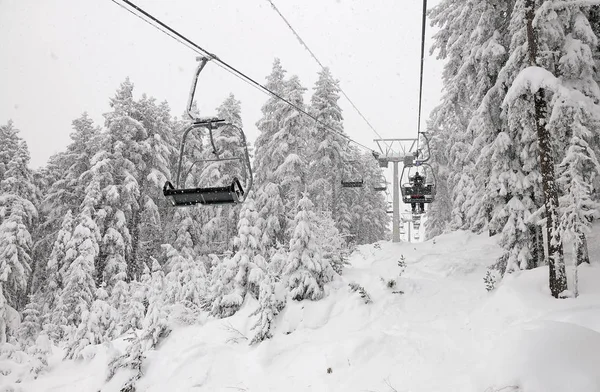 Skifahrer am Skilift — Stockfoto