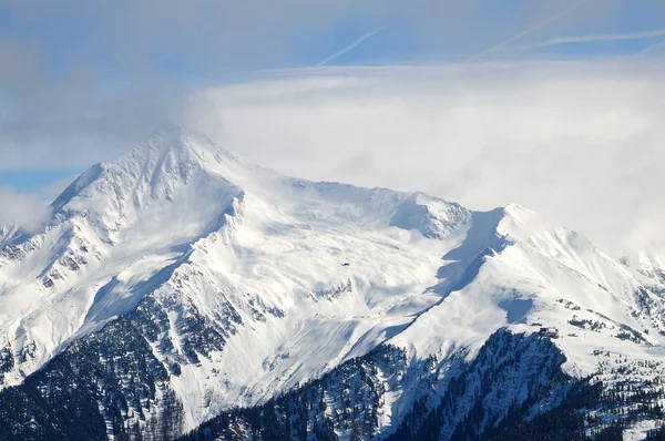 Piek de montaña con nubes y nieve —  Fotos de Stock