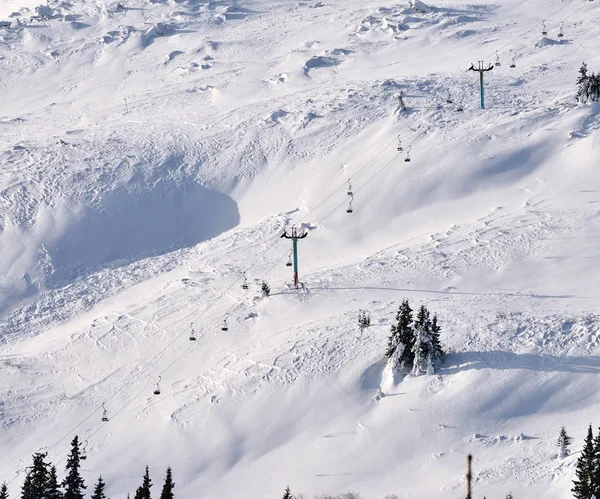 Skiliftstühle am Hang, Bulgarien — Stockfoto