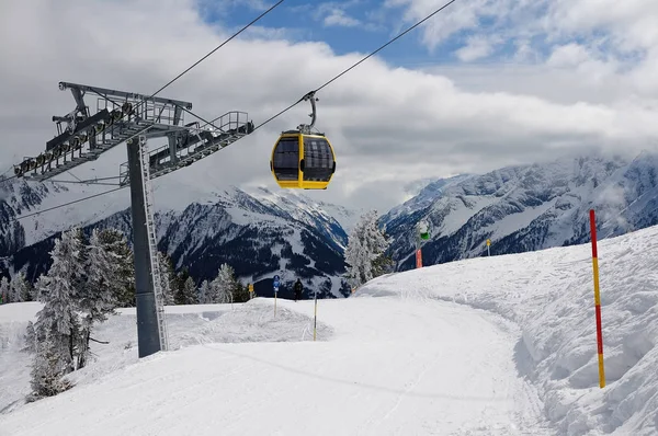 Zillertal, Avusturya, Tirol kayak alanında kayak kaldırma