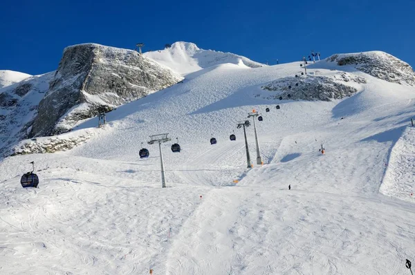 Ascensor y pista de esquí — Foto de Stock