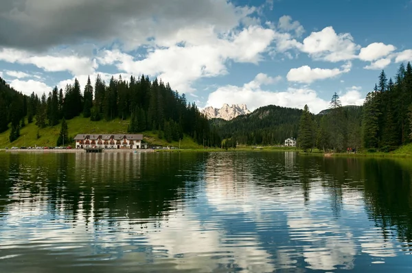 Cortina yakınındaki göl Misurina yansımasıdır. Dolomites İtalya