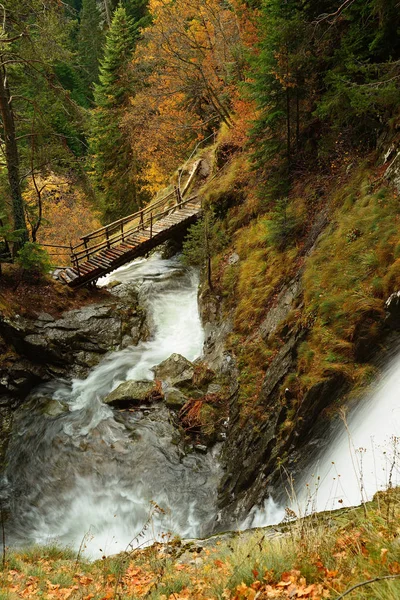 Wasserfall und Brücke im Herbstwald, Bulgarien — Stockfoto