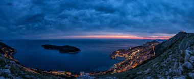 Güzel panoramik eski duvarlı şehir Dubrovnik gece kuş bakışı ile.
