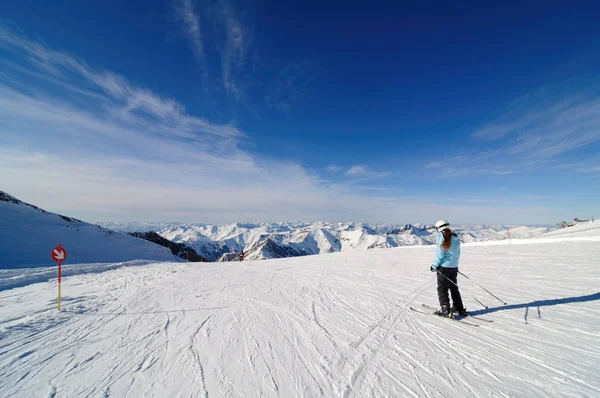 Skifahrer auf der Piste im Hintertuxer Zillertal, Österreich — Stockfoto