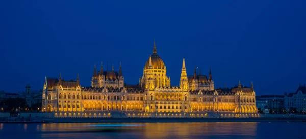 Macaristan Parlamento Binası Budapeşte Tuna kıyısında
