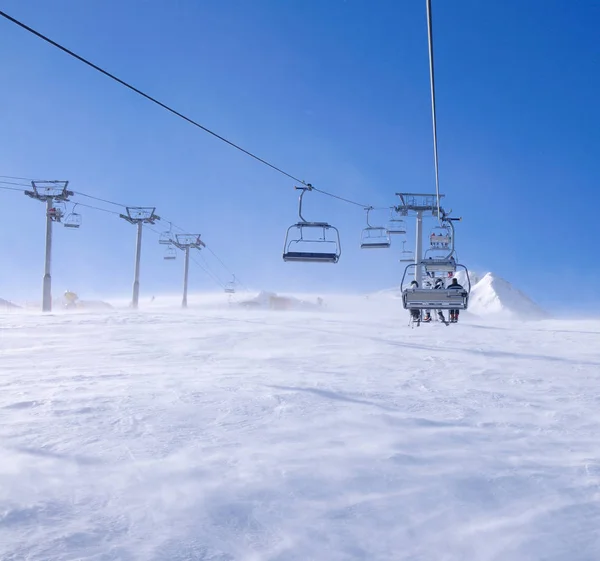 Esquiadores en un remonte en la montaña Pirin — Foto de Stock