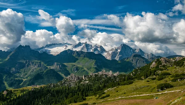 Панорамний вид з вершини на Мармолада. Доломітові Альпи. Південний Тироль. Італія — стокове фото