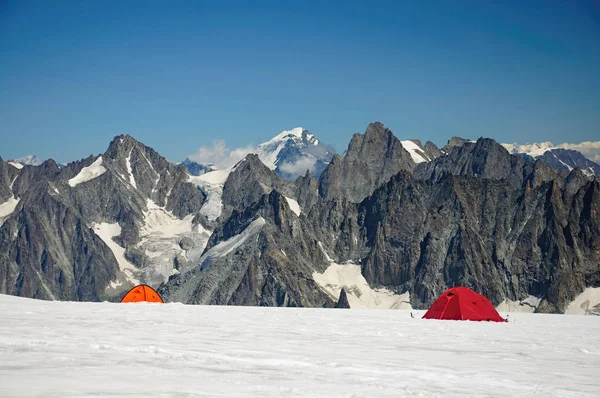 Carpas turísticas en la gran montaña —  Fotos de Stock