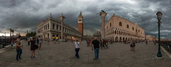 Fırtına öncesi Campanile ve Saint Mark's Basilica San Marco Meydanı. Tarihi kentin ana Meydanı.