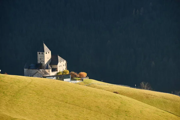 Il meraviglioso castello del Museo Ladino Ciastel de Tor in Alto Adige — Foto Stock