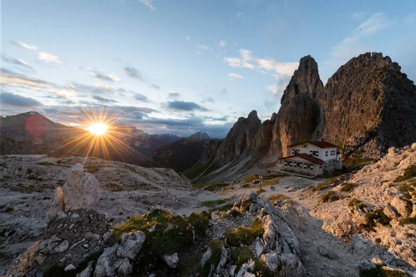 Wspaniały widok na szczyt pasma Cadini di Misurina w Parku Narodowym Tre Cime di Lavaredo. Dolomity, południowy Tyrol. Lokalizacja Auronzo, Włochy, Europa. Dramatyczna, niezwykła scena. Świat piękna. Zdjęcie Stockowe