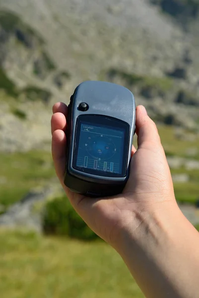 bir gps cihazı tutan adam...