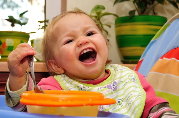 Küçük bebek ekmek yemek