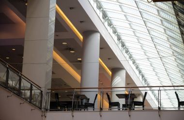 Bir alışveriş merkezinin içi.