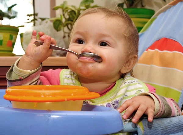 Küçük bebek ekmek yemek