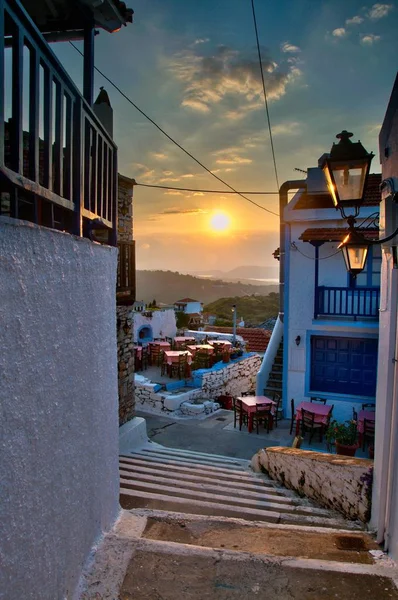 Teras cenneti. Cafe panorama Teras görünüm ile Yunan Adası - Alonnisos denizde kıyıya yukarıda yüksek