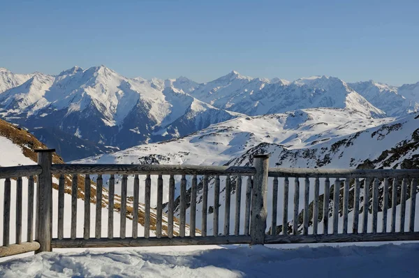 Un recinto di legno di montagna — Foto Stock