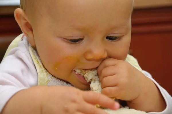 Küçük bebek ekmek yemek
