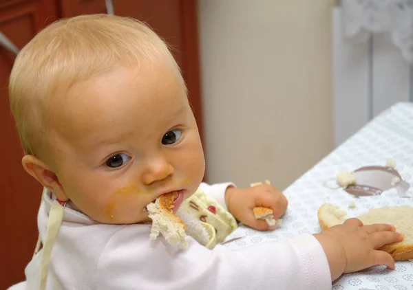Piccolo bambino mangiare pane — Foto Stock