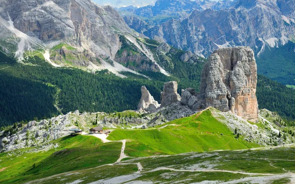 Luogo famoso del mondo, le Cinque Terre vicino Cortina nelle Dolomiti italiane . — Foto Stock