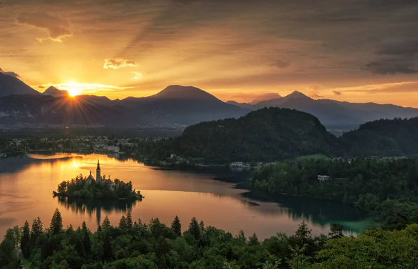 Jezioro Bled, wyspy i góry w tle, Słowenia, Europa Obrazek Stockowy