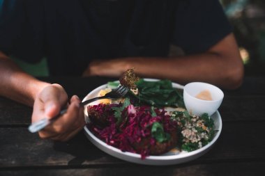 man yemek falafel ve sebze