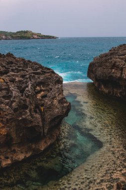 Mercan ve kayalar arasında doğal Havuzu